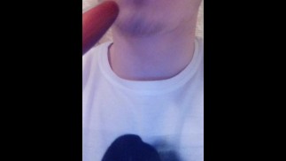 年轻的 20 岁 Twink 用梳子做深喉