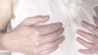 Brüste Necken, Kein Bh, Brustwarzenmasturbation Auf Dem Tuch, Japanischer Amateur