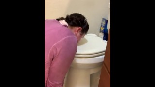 Kali Cole Piss 妓女 厕所 荡妇 看着她舔舔并漱口自己的小便