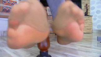 我想用我光滑的连裤袜覆盖我抛光的脚做一个 FootJob