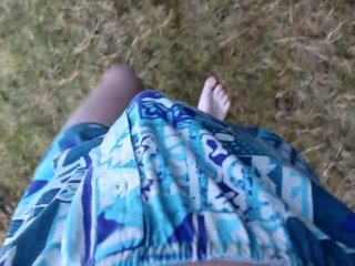 Mouiller dans son caleçon dans le jardin.