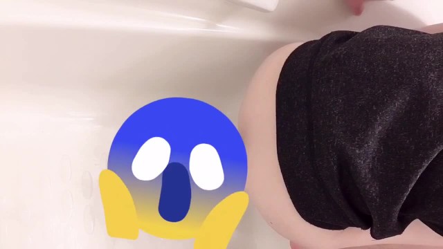 お浣腸に魅せられて : お風呂で浣腸する高校生