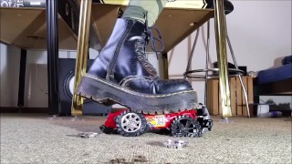 Speelgoed verpletteren met Doc Martens Laarzen (Trailer)