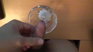 オナ禁後のこってり濃厚精子をグラスに射精する変態君。