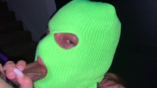 Сексуальная шлюха в маске задыхается на поводке во время сосания большого би-би-си