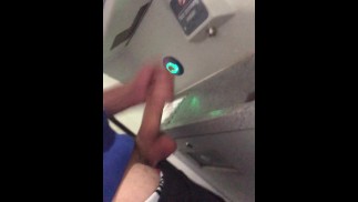 酒精太多了，但仍然试图让我的鸡巴硬起来，并在火车上混蛋 ** 第 2 部分 **