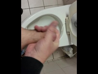 Masturbando no Banheiro Público
