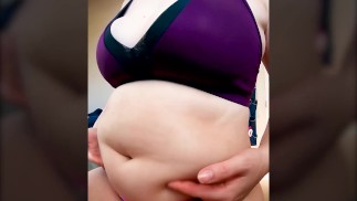 Мой полный живот и 36D сиськи подпрыгивают в SLOWMO