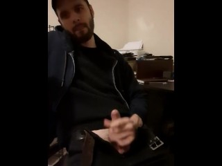 离家很远的乡巴佬说话轻声细语，抽搐着，舔了舔手上的精液