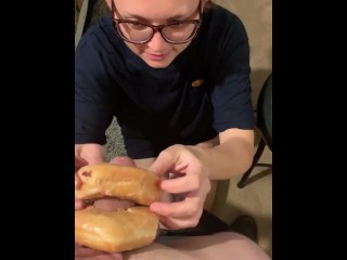Ela come Donuts De Uma Maneira Diferente ;)