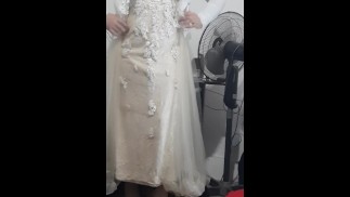 穿着新娘礼服的变装者
