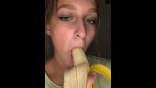Bananen-Blowjob, Der Auf Einer Banane Sabbert