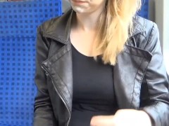 Meine Freundin macht ihren ersten Spermawalk mitten im Zug