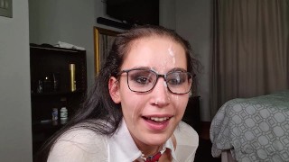 口交青少年在她的眼镜上被射精 4K
