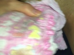 021 トレーニングおむつでおもらし！ちょっとだけオナニーもします！ - Screenshot 14 of 16 - Diaper Bedwetting