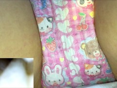 021 トレーニングおむつでおもらし！ちょっとだけオナニーもします！ - Screenshot 2 of 16 - Peeing