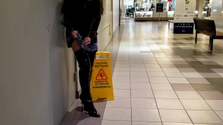 Kinky Pis In Dij Hoge Laarzen En Dan Wandelen In Het Winkelcentrum