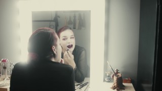 Make-up aandoen en masturberen voor de spiegel