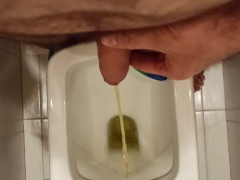 Парень ссыт перед сном и теребит свой член. - Screenshot 4 of 16 - Urine