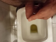 Парень ссыт перед сном и теребит свой член. - Screenshot 5 of 16 - Masturbation