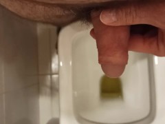 Парень ссыт перед сном и теребит свой член. - Screenshot 8 of 16 - Piss