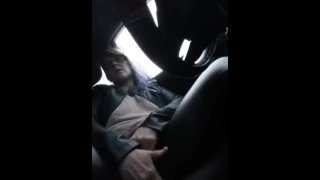 Milf masturbeert in haar auto in het openbaar