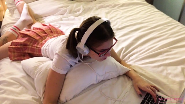 Surprise For The Fans! Teen Streamer Ends Broadcast With Masturbation