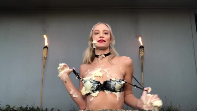 She’s Mashing It - Full Vid OnlyFans&#x2F;RoxannaRedfoot