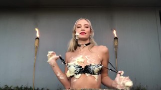 她正在捣碎它 - Full Vid OnlyFans/RoxannaRedfoot
