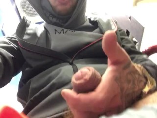 БРИТАНСКИЙ ПАРЕНЬ В ОБЩЕСТВЕННОМ ПОЕЗДЕ ДРОЧИТ AronBainXXX