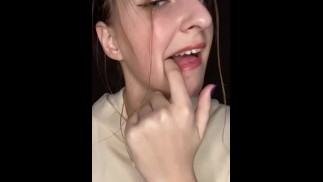 恋指甲癖。咬和舔