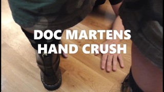 Dom hetero esmaga as mãos de seu Slave gay com botas Doc Martens - Teaser
