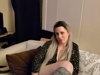Скучающая домохозяйка просто хочет член и сперму ей в лицо