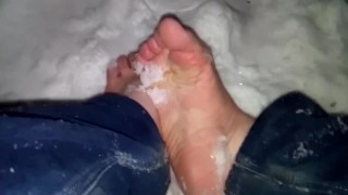 Артем Ходит босиком по снегу barefoot in the snow self suck autofellatio self footjob