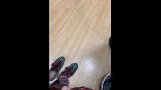 Haar sokken uit doen in de bowlingbaan