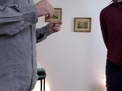 Video dal terapista, sborra sul culo in presenza del marito bendato