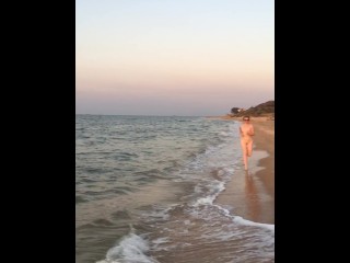 MILF Nuda Con un Culo Grosso Corre Sulla Spiaggia Davanti a Tutti in Attesa Di Una Gangbang