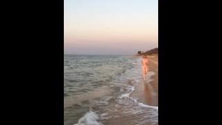 MILF Nuda Con Un Grosso Culo Corre Sulla Spiaggia Davanti A Tutti Aspettando Una Gangbang