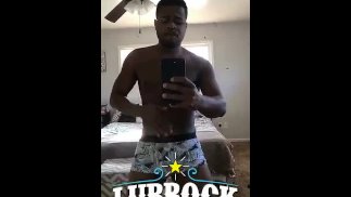 Бандит поглаживает Би-би-си, чтобы соседи увидели его во время ковидного карантина