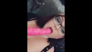 Готическая шлюшка выталкивает фаллоимитатор из своей киски и сосет его