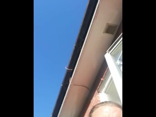 MILF WANKING OUTSIDE AND FINGERING PUSSY