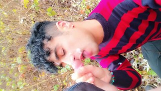 Принимаю сперму друга на лицо в парке