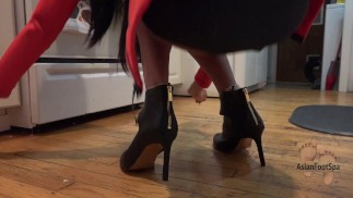 Кожаные сапоги на высоком каблуке во время приготовления ужина