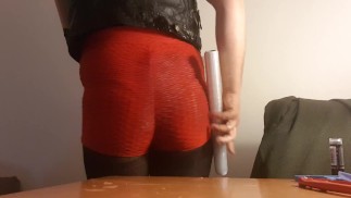 娘娘腔荡妇穿着性感的红色热裤湿漉漉的多汁露西挥洒
