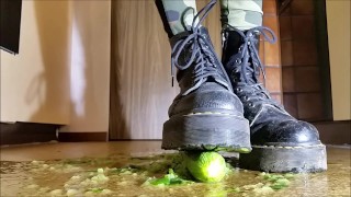 Pisando na comida com botas Doc Martens (Trailer)