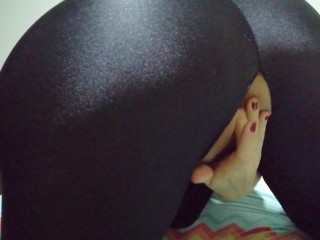 Прикасаясь ко мне в моих блестящих леггинсах