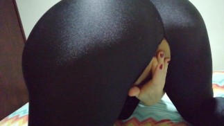 Прикасаясь ко мне в моих блестящих леггинсах