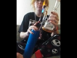 Apenas Um Hippie Sexy Fumando Dabs