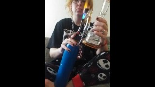 Solo un sexy hippie fumando dabs