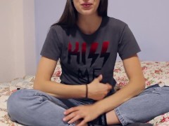 Video Amatoriale italiana prova le magliette e finisce con una leccata da culo a piedi e da piedi a culo